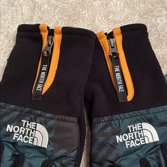 Brand New The North Face Denali ETip Touchscreen Gloves Zippered Black Plaid - Picture 3 of 13